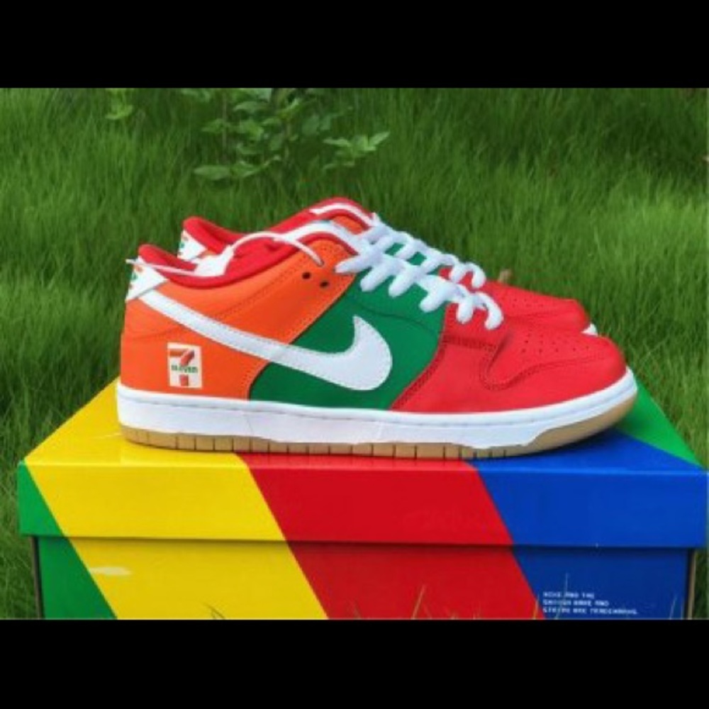 Collectible - New Nike SB Dunk Low 7-11 -boxed